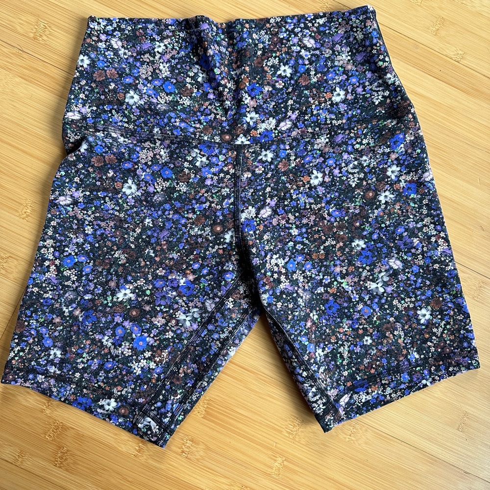 Lululemon Woman’s High Rise Short “8, Size 8, Floral